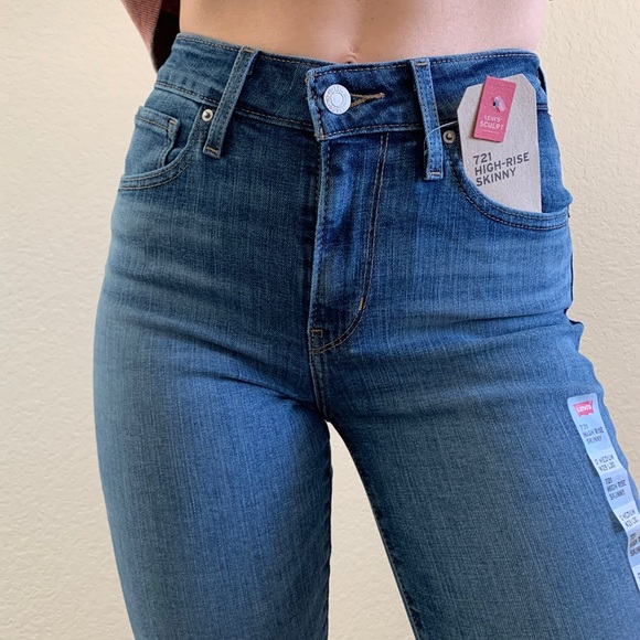 Levi’s 721 high rise skinny jean in medium wash - Picture 4 of 7